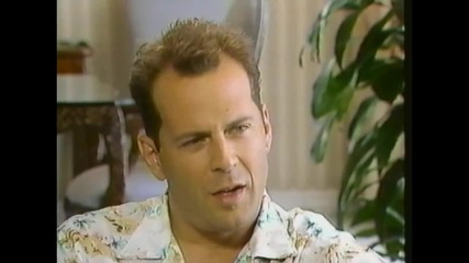 Звездата Брус Уилис дава интервю за филма си Умирай Трудно (1988)
