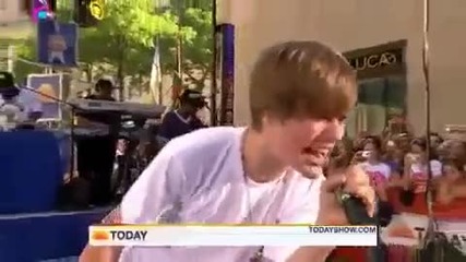 Justin Bieber - Never say Never - Live on The Today Show !!!