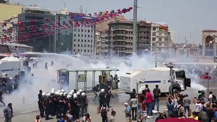 Полицията разпръсква протестиращите в Таксим - Турция