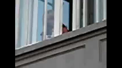 Anahi - Saludando a fans desde su hotel 