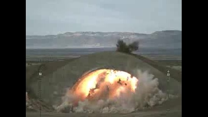 Бомба Се Разбива В Самолет