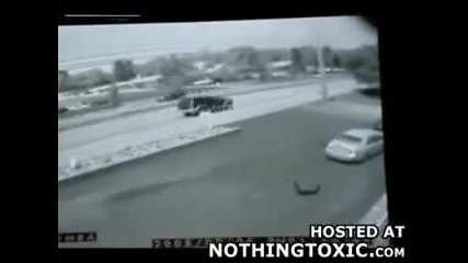 Жена излиза от пътя и катастрофира в друга кола! 