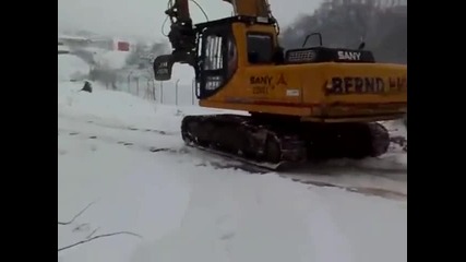 Багер се пързаля по снега