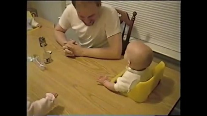 Татко е смешен , четиризнаци бебета се заливат от смях!