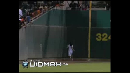 Страхотно Изпълнение На Момиче По Време Baseball Мач !