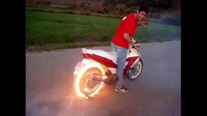 Пич пали гума на скутер !