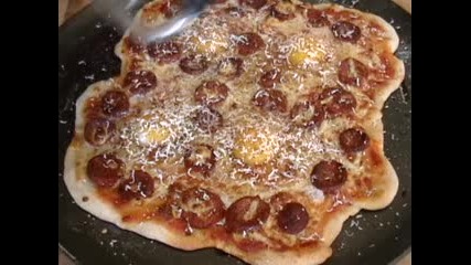 Пица с наденички и яйца - Рецепта