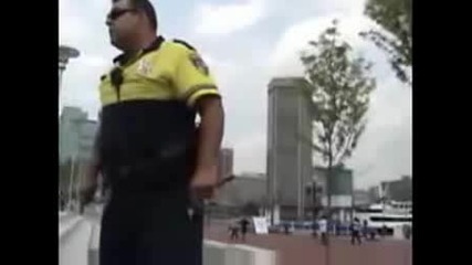 Ненормален полицай забранява на деца да карат скейтове