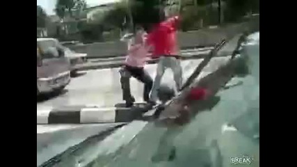Двама се бият и гонят смешно из улицата !
