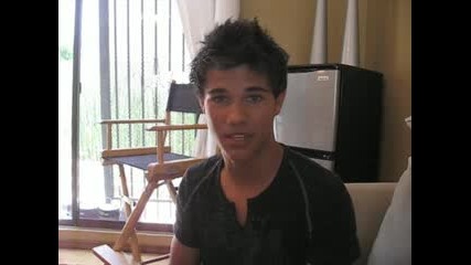 Taylor Lautner Shares His Bad Habit! 