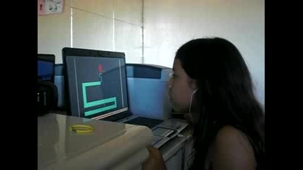 Момиче се плаши от играта the maze