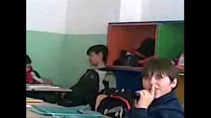 емо си бърка в носа
