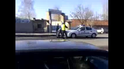 Полицай си бута колата