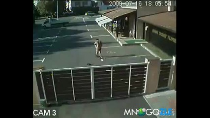 С мотора в стената !