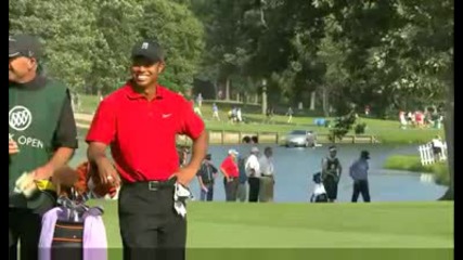 Tiger Woods се изпърдява на голф игрището 