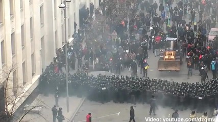 Протестиращи в Украйна газят полицай с булдозер