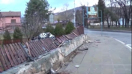 Мъж е в кома, след като колата му излетя от пътя