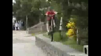 Mountain Bike (trials Bike) Trickster - Danny Macaskill.avi