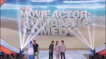 Paul Wesley and Ian Somerhalder seduce Nina Dobrev at the 2011 Teen Choice Awards!