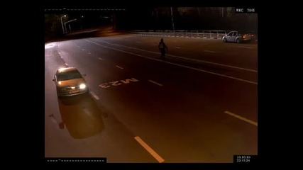 Пътен полицай се''гмурва'' в автомобила на проверявания шофьор