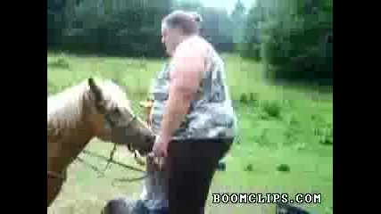 Дебела жена не може да се качи на кон 