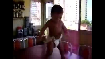 Сладко бебе танцуващо самба