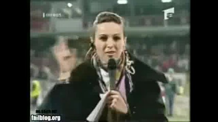 Репортерка я удрят с топка докато говори 