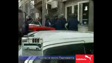 Полицаи пребиват момче от протеста в София 14.01