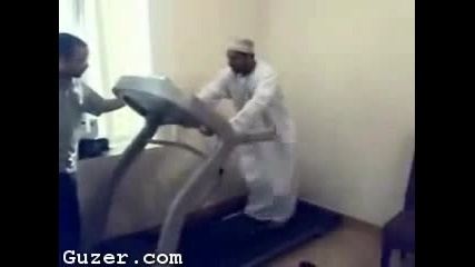 Арабин на бягаща пътека смях до дупка!