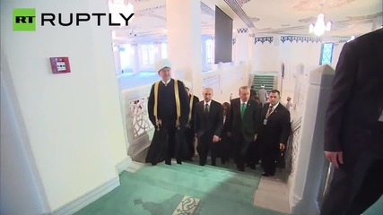 Putin Tours Newly-Built Moscow Grand Mosque - Biggest in Europe