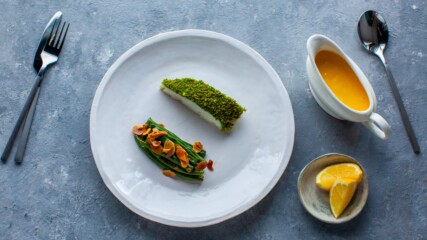 Риба с билкова коричка, зелен боб и сос | В кухнята на шеф Марк Мориарти | 24Kitchen Bulgaria