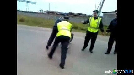 Полицай идиот с мотор