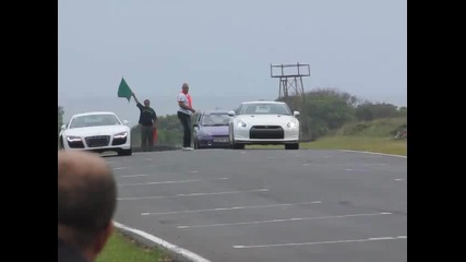 Audi R8 v10 vs Nissan Gtr