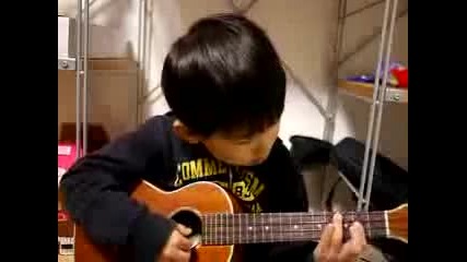 5 годишно дете свири на китара и се опитва да пее! 