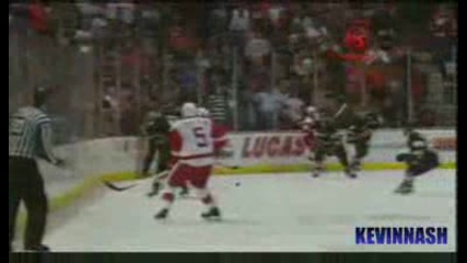 Яко сбиване повреме на мача Detroit Red Wings vs Anaheim Ducks