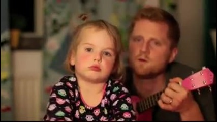 Сладко момиченце пее с баща си