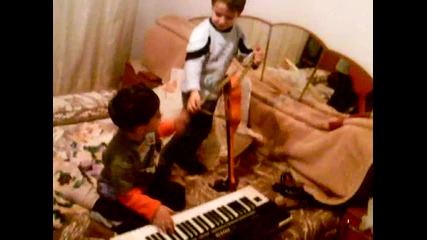 hrisi i dinko si pravqt repeticiq za koncert 