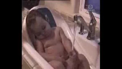 бебе обича банята (смях)