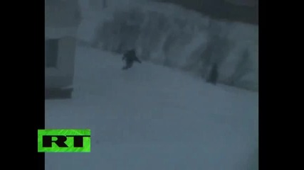 Луд скача от покрива на сграда в купчина сняг