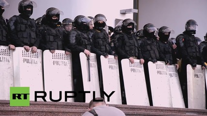 Молдова: Полицията формира човешки щит пред парламента в Кишинев