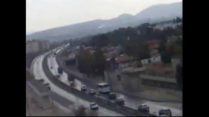 Автобус поднася на улицата 