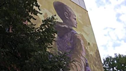 Момче върху шест етажа