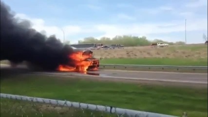 Горящ училищен автобус тръгва след изгарянето на гумите