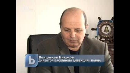 Във Варна складират преспите сняг на морския бряг 