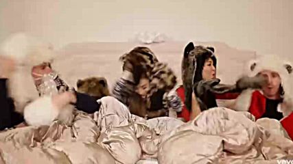 Ariana Grande - Santa Tell Me official video