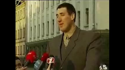 Най - високия човек в света си купува кола 