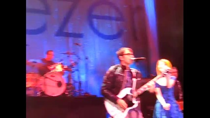 Weezer featuring Hayley Williams from Paramore - Say It Ain’t So (live) 