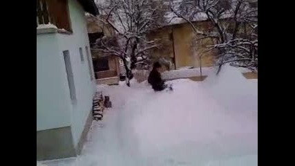 Скачане в снега от втория етаж