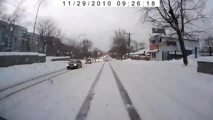 Руска патрулка онася на снега и се блъска