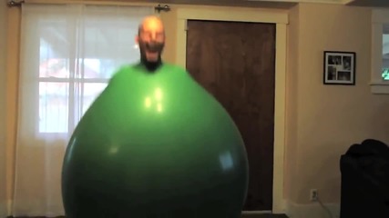 Мъж облича огромен балон! Смях